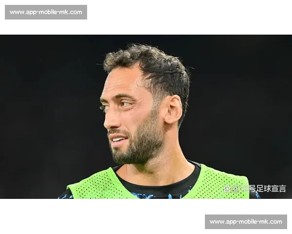 土媒：加拉塔萨雷暂停恰尔汗奥卢谈判，转攻曼城中场 B 席