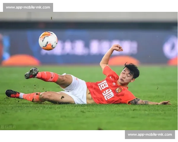 李嗣镕留洋三年零球零助攻 回国无人问津：畸形青训模式何时休？