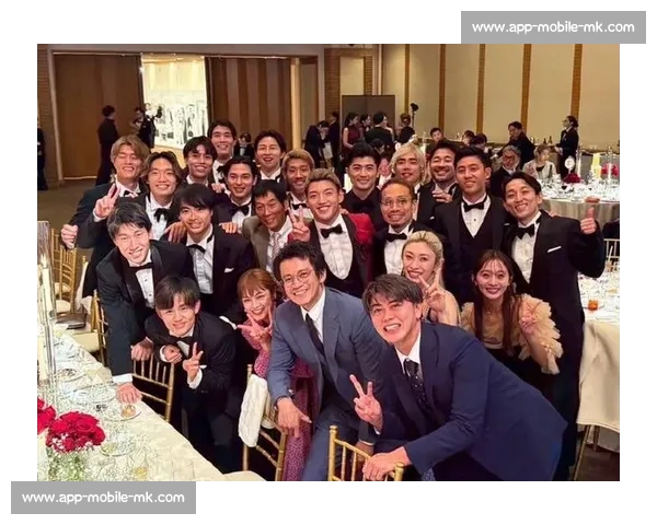 堂安律与明松美玖大婚!美妆博主新娘惊艳全场,小栗旬携日本国脚齐聚祝福