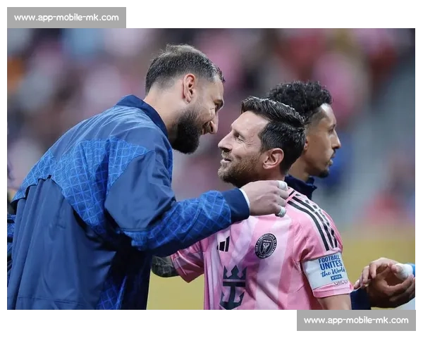 登贝莱晒照致敬梅西:传奇同框,足坛精神的代际传承 登贝莱晒照致敬梅西:传奇同框,足坛精神的代际传承