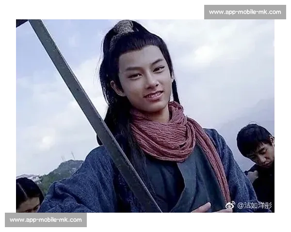 文俊辉巴黎街头武术炫技 中国功夫点燃法式热情 文俊辉巴黎街头武术炫技 中国功夫点燃法式热情